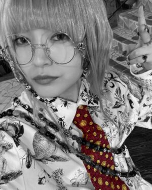 kanoeRana Instagram - 👓✌︎

#新曲ミュージックビデオ解禁になりました
#思春期中二話症候群
#ししゅんきなかにわしょうこうぐん
#各種配信サイトにて音源ダウンロードできます
#既にナカニワ呼びが定着しつつある
#YouTubeにフルあがっております
#アルバム自体の発売は8月3日
#タンタカタン
#めがね
#マスクチェーン
#ネクタイ