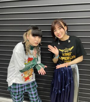 kanoeRana Instagram - 👑🦁🎤📷

#キンスパ2024 カノエラナ 両日出演させていただきました！
初めてのキンスパ、そして広い高い広い高いステージ
会場まで足を運んでくださった皆々様、遠くから気持ちを
飛ばしてくださっていた皆々様、
最強キンスパバンドの皆様、いつもサポートしてくださっているスタッフの皆様、
関わってくださった全ての皆様に！心からの感謝を！
アニメが、アニソンが、最強だ〜〜〜！！！！！！！！！！

📷上坂すみれ せんせい
カノエも珍しくカメラを起動して一緒に撮ってみたのですが
大下手くそすぎて「おじいちゃんの自撮り？？？」というお言葉をいただきました  大人しくすみぺせんせいからいただいたものを貼らせていただきます  ハオ ハオハオのハオ
すみぺせんせを裏で見つけるたびに犬のように近付いて行きました  キモくてごめんなさい モニター一番近くで食いつくように見てごめんなさい

📷angelaのatsukoさんと愛美さん(DAY2コラボ)
あつこおねえさま！！！DAY1の甲賀忍法帖でもご一緒できて…対人になると真っ白になって言葉が詰まる私をずっと明るい言葉で吹き飛ばしてくださる最強のおねえさまです！大好物のきびだんごもいただいてしまいました！本気で仲間にしてください！KATSUさんにもリハの時に嬉しい言葉をいただき、緊張から大きく救われました  本当に感謝してもしきれないお二人です ライブに行きたすぎる！！！！！！！！！！

📷愛美さんとはなんとお会いするのが初めましてで…！！！
勇気を出してご挨拶とお話しができて本当によかったです
かっこいいとかわいいの詰め合わせでとても困りました…良すぎませんか…好きにならないわけがないじゃないですか………
Helck2期組でまさか同じ舞台で声を重ねられると思っていなかったので未だ夢と現実を彷徨っております 

📷高橋洋子さん
今回初めてご挨拶をさせていただきました！！！！！！！！
緊張しすぎていて アルバムでカバーをさせていただいていることを言えませんでした！！！！ええ！だって！だだだって！
大！！緊張！！！！して！！！！ま！し！た！か！ら！！！！
勇気を出してお写真を撮っていただきました…震えて眠ります…

📷水瀬いのりさん
みなせさんとも撮っていただきました…！！！！！やはり必要なのは勇気…本編のお衣装がどえらく刺さりまして引っこ抜けませんがどうしたらよいのでしょうか…どなた様かピンセットなどお持ちではないでしょうか…拙僧アイオライト大好き侍と申します…プロフィールにとても似ている部分があるなぁと勝手に親近感を抱いております！くらりさんに興味津々です！

📷橋詰知久さん
まさかまさかまさかまさかの  同じ舞台　　！？？！？！？！
ということでお久しぶりに橋詰さんとお会いできました！
何年振りなのでしょうか…時が経つの、早すぎますね怖いです
マイクテスト中のお声で動揺を隠せず 口元をこう…ムイッとしておりました 相当滑稽な顔してたと思います…
CDもお渡しできました！！！うわーーーー！！！ソォイ！

📷七海ひろきさん
DAY2のオールラインナップにてお隣同士になり、ひたすらおいけパウダーを直火で浴びてカラッカラになり申しあげました
私の友人もライブを観に来てくれていたのですが、もれなくななみさんに骨を抜かれて帰っておりました  そりゃそうだ…
全ての所作が美しく、剣のような方だなと心の底から思った2日間でした

この舞台に連れてきてくれたのは 勇者の皆様です