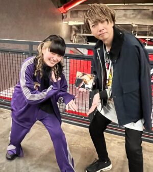 kanoeRana Instagram - 👑🦁🎤📷

#キンスパ2024 カノエラナ 両日出演させていただきました！
初めてのキンスパ、そして広い高い広い高いステージ
会場まで足を運んでくださった皆々様、遠くから気持ちを
飛ばしてくださっていた皆々様、
最強キンスパバンドの皆様、いつもサポートしてくださっているスタッフの皆様、
関わってくださった全ての皆様に！心からの感謝を！
アニメが、アニソンが、最強だ〜〜〜！！！！！！！！！！

📷上坂すみれ せんせい
カノエも珍しくカメラを起動して一緒に撮ってみたのですが
大下手くそすぎて「おじいちゃんの自撮り？？？」というお言葉をいただきました  大人しくすみぺせんせいからいただいたものを貼らせていただきます  ハオ ハオハオのハオ
すみぺせんせを裏で見つけるたびに犬のように近付いて行きました  キモくてごめんなさい モニター一番近くで食いつくように見てごめんなさい

📷angelaのatsukoさんと愛美さん(DAY2コラボ)
あつこおねえさま！！！DAY1の甲賀忍法帖でもご一緒できて…対人になると真っ白になって言葉が詰まる私をずっと明るい言葉で吹き飛ばしてくださる最強のおねえさまです！大好物のきびだんごもいただいてしまいました！本気で仲間にしてください！KATSUさんにもリハの時に嬉しい言葉をいただき、緊張から大きく救われました  本当に感謝してもしきれないお二人です ライブに行きたすぎる！！！！！！！！！！

📷愛美さんとはなんとお会いするのが初めましてで…！！！
勇気を出してご挨拶とお話しができて本当によかったです
かっこいいとかわいいの詰め合わせでとても困りました…良すぎませんか…好きにならないわけがないじゃないですか………
Helck2期組でまさか同じ舞台で声を重ねられると思っていなかったので未だ夢と現実を彷徨っております 

📷高橋洋子さん
今回初めてご挨拶をさせていただきました！！！！！！！！
緊張しすぎていて アルバムでカバーをさせていただいていることを言えませんでした！！！！ええ！だって！だだだって！
大！！緊張！！！！して！！！！ま！し！た！か！ら！！！！
勇気を出してお写真を撮っていただきました…震えて眠ります…

📷水瀬いのりさん
みなせさんとも撮っていただきました…！！！！！やはり必要なのは勇気…本編のお衣装がどえらく刺さりまして引っこ抜けませんがどうしたらよいのでしょうか…どなた様かピンセットなどお持ちではないでしょうか…拙僧アイオライト大好き侍と申します…プロフィールにとても似ている部分があるなぁと勝手に親近感を抱いております！くらりさんに興味津々です！

📷橋詰知久さん
まさかまさかまさかまさかの  同じ舞台　　！？？！？！？！
ということでお久しぶりに橋詰さんとお会いできました！
何年振りなのでしょうか…時が経つの、早すぎますね怖いです
マイクテスト中のお声で動揺を隠せず 口元をこう…ムイッとしておりました 相当滑稽な顔してたと思います…
CDもお渡しできました！！！うわーーーー！！！ソォイ！

📷七海ひろきさん
DAY2のオールラインナップにてお隣同士になり、ひたすらおいけパウダーを直火で浴びてカラッカラになり申しあげました
私の友人もライブを観に来てくれていたのですが、もれなくななみさんに骨を抜かれて帰っておりました  そりゃそうだ…
全ての所作が美しく、剣のような方だなと心の底から思った2日間でした

この舞台に連れてきてくれたのは 勇者の皆様です