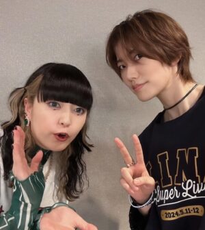 kanoeRana Instagram - 👑🦁🎤📷

#キンスパ2024 カノエラナ 両日出演させていただきました！
初めてのキンスパ、そして広い高い広い高いステージ
会場まで足を運んでくださった皆々様、遠くから気持ちを
飛ばしてくださっていた皆々様、
最強キンスパバンドの皆様、いつもサポートしてくださっているスタッフの皆様、
関わってくださった全ての皆様に！心からの感謝を！
アニメが、アニソンが、最強だ〜〜〜！！！！！！！！！！

📷上坂すみれ せんせい
カノエも珍しくカメラを起動して一緒に撮ってみたのですが
大下手くそすぎて「おじいちゃんの自撮り？？？」というお言葉をいただきました  大人しくすみぺせんせいからいただいたものを貼らせていただきます  ハオ ハオハオのハオ
すみぺせんせを裏で見つけるたびに犬のように近付いて行きました  キモくてごめんなさい モニター一番近くで食いつくように見てごめんなさい

📷angelaのatsukoさんと愛美さん(DAY2コラボ)
あつこおねえさま！！！DAY1の甲賀忍法帖でもご一緒できて…対人になると真っ白になって言葉が詰まる私をずっと明るい言葉で吹き飛ばしてくださる最強のおねえさまです！大好物のきびだんごもいただいてしまいました！本気で仲間にしてください！KATSUさんにもリハの時に嬉しい言葉をいただき、緊張から大きく救われました  本当に感謝してもしきれないお二人です ライブに行きたすぎる！！！！！！！！！！

📷愛美さんとはなんとお会いするのが初めましてで…！！！
勇気を出してご挨拶とお話しができて本当によかったです
かっこいいとかわいいの詰め合わせでとても困りました…良すぎませんか…好きにならないわけがないじゃないですか………
Helck2期組でまさか同じ舞台で声を重ねられると思っていなかったので未だ夢と現実を彷徨っております 

📷高橋洋子さん
今回初めてご挨拶をさせていただきました！！！！！！！！
緊張しすぎていて アルバムでカバーをさせていただいていることを言えませんでした！！！！ええ！だって！だだだって！
大！！緊張！！！！して！！！！ま！し！た！か！ら！！！！
勇気を出してお写真を撮っていただきました…震えて眠ります…

📷水瀬いのりさん
みなせさんとも撮っていただきました…！！！！！やはり必要なのは勇気…本編のお衣装がどえらく刺さりまして引っこ抜けませんがどうしたらよいのでしょうか…どなた様かピンセットなどお持ちではないでしょうか…拙僧アイオライト大好き侍と申します…プロフィールにとても似ている部分があるなぁと勝手に親近感を抱いております！くらりさんに興味津々です！

📷橋詰知久さん
まさかまさかまさかまさかの  同じ舞台　　！？？！？！？！
ということでお久しぶりに橋詰さんとお会いできました！
何年振りなのでしょうか…時が経つの、早すぎますね怖いです
マイクテスト中のお声で動揺を隠せず 口元をこう…ムイッとしておりました 相当滑稽な顔してたと思います…
CDもお渡しできました！！！うわーーーー！！！ソォイ！

📷七海ひろきさん
DAY2のオールラインナップにてお隣同士になり、ひたすらおいけパウダーを直火で浴びてカラッカラになり申しあげました
私の友人もライブを観に来てくれていたのですが、もれなくななみさんに骨を抜かれて帰っておりました  そりゃそうだ…
全ての所作が美しく、剣のような方だなと心の底から思った2日間でした

この舞台に連れてきてくれたのは 勇者の皆様です