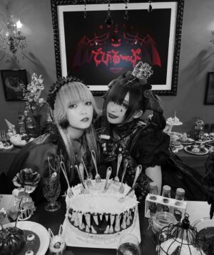 kanoeRana Instagram - 「でびるーぷ」レセプションパーティーにお邪魔いたしました…！！！
(ヒェッキャワお制服も着させていただきました)
フォトスポットも小物もおキャワで最強素敵空間😈
オープンは4月10日だそうです〜〜！

椎名ひかり様プロデューーーース
ぴ様ルピナスも宜しくお願い致します…！

@deviloopcafe @pikarin_shiina