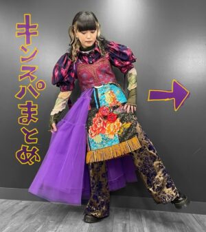 kanoeRana Instagram - 👑🦁🎤📷

#キンスパ2024 カノエラナ 両日出演させていただきました！
初めてのキンスパ、そして広い高い広い高いステージ
会場まで足を運んでくださった皆々様、遠くから気持ちを
飛ばしてくださっていた皆々様、
最強キンスパバンドの皆様、いつもサポートしてくださっているスタッフの皆様、
関わってくださった全ての皆様に！心からの感謝を！
アニメが、アニソンが、最強だ〜〜〜！！！！！！！！！！

📷上坂すみれ せんせい
カノエも珍しくカメラを起動して一緒に撮ってみたのですが
大下手くそすぎて「おじいちゃんの自撮り？？？」というお言葉をいただきました  大人しくすみぺせんせいからいただいたものを貼らせていただきます  ハオ ハオハオのハオ
すみぺせんせを裏で見つけるたびに犬のように近付いて行きました  キモくてごめんなさい モニター一番近くで食いつくように見てごめんなさい

📷angelaのatsukoさんと愛美さん(DAY2コラボ)
あつこおねえさま！！！DAY1の甲賀忍法帖でもご一緒できて…対人になると真っ白になって言葉が詰まる私をずっと明るい言葉で吹き飛ばしてくださる最強のおねえさまです！大好物のきびだんごもいただいてしまいました！本気で仲間にしてください！KATSUさんにもリハの時に嬉しい言葉をいただき、緊張から大きく救われました  本当に感謝してもしきれないお二人です ライブに行きたすぎる！！！！！！！！！！

📷愛美さんとはなんとお会いするのが初めましてで…！！！
勇気を出してご挨拶とお話しができて本当によかったです
かっこいいとかわいいの詰め合わせでとても困りました…良すぎませんか…好きにならないわけがないじゃないですか………
Helck2期組でまさか同じ舞台で声を重ねられると思っていなかったので未だ夢と現実を彷徨っております 

📷高橋洋子さん
今回初めてご挨拶をさせていただきました！！！！！！！！
緊張しすぎていて アルバムでカバーをさせていただいていることを言えませんでした！！！！ええ！だって！だだだって！
大！！緊張！！！！して！！！！ま！し！た！か！ら！！！！
勇気を出してお写真を撮っていただきました…震えて眠ります…

📷水瀬いのりさん
みなせさんとも撮っていただきました…！！！！！やはり必要なのは勇気…本編のお衣装がどえらく刺さりまして引っこ抜けませんがどうしたらよいのでしょうか…どなた様かピンセットなどお持ちではないでしょうか…拙僧アイオライト大好き侍と申します…プロフィールにとても似ている部分があるなぁと勝手に親近感を抱いております！くらりさんに興味津々です！

📷橋詰知久さん
まさかまさかまさかまさかの  同じ舞台　　！？？！？！？！
ということでお久しぶりに橋詰さんとお会いできました！
何年振りなのでしょうか…時が経つの、早すぎますね怖いです
マイクテスト中のお声で動揺を隠せず 口元をこう…ムイッとしておりました 相当滑稽な顔してたと思います…
CDもお渡しできました！！！うわーーーー！！！ソォイ！

📷七海ひろきさん
DAY2のオールラインナップにてお隣同士になり、ひたすらおいけパウダーを直火で浴びてカラッカラになり申しあげました
私の友人もライブを観に来てくれていたのですが、もれなくななみさんに骨を抜かれて帰っておりました  そりゃそうだ…
全ての所作が美しく、剣のような方だなと心の底から思った2日間でした

この舞台に連れてきてくれたのは 勇者の皆様です