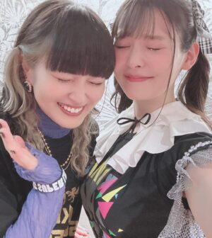 kanoeRana Instagram - 👑🦁🎤📷

#キンスパ2024 カノエラナ 両日出演させていただきました！
初めてのキンスパ、そして広い高い広い高いステージ
会場まで足を運んでくださった皆々様、遠くから気持ちを
飛ばしてくださっていた皆々様、
最強キンスパバンドの皆様、いつもサポートしてくださっているスタッフの皆様、
関わってくださった全ての皆様に！心からの感謝を！
アニメが、アニソンが、最強だ〜〜〜！！！！！！！！！！

📷上坂すみれ せんせい
カノエも珍しくカメラを起動して一緒に撮ってみたのですが
大下手くそすぎて「おじいちゃんの自撮り？？？」というお言葉をいただきました  大人しくすみぺせんせいからいただいたものを貼らせていただきます  ハオ ハオハオのハオ
すみぺせんせを裏で見つけるたびに犬のように近付いて行きました  キモくてごめんなさい モニター一番近くで食いつくように見てごめんなさい

📷angelaのatsukoさんと愛美さん(DAY2コラボ)
あつこおねえさま！！！DAY1の甲賀忍法帖でもご一緒できて…対人になると真っ白になって言葉が詰まる私をずっと明るい言葉で吹き飛ばしてくださる最強のおねえさまです！大好物のきびだんごもいただいてしまいました！本気で仲間にしてください！KATSUさんにもリハの時に嬉しい言葉をいただき、緊張から大きく救われました  本当に感謝してもしきれないお二人です ライブに行きたすぎる！！！！！！！！！！

📷愛美さんとはなんとお会いするのが初めましてで…！！！
勇気を出してご挨拶とお話しができて本当によかったです
かっこいいとかわいいの詰め合わせでとても困りました…良すぎませんか…好きにならないわけがないじゃないですか………
Helck2期組でまさか同じ舞台で声を重ねられると思っていなかったので未だ夢と現実を彷徨っております 

📷高橋洋子さん
今回初めてご挨拶をさせていただきました！！！！！！！！
緊張しすぎていて アルバムでカバーをさせていただいていることを言えませんでした！！！！ええ！だって！だだだって！
大！！緊張！！！！して！！！！ま！し！た！か！ら！！！！
勇気を出してお写真を撮っていただきました…震えて眠ります…

📷水瀬いのりさん
みなせさんとも撮っていただきました…！！！！！やはり必要なのは勇気…本編のお衣装がどえらく刺さりまして引っこ抜けませんがどうしたらよいのでしょうか…どなた様かピンセットなどお持ちではないでしょうか…拙僧アイオライト大好き侍と申します…プロフィールにとても似ている部分があるなぁと勝手に親近感を抱いております！くらりさんに興味津々です！

📷橋詰知久さん
まさかまさかまさかまさかの  同じ舞台　　！？？！？！？！
ということでお久しぶりに橋詰さんとお会いできました！
何年振りなのでしょうか…時が経つの、早すぎますね怖いです
マイクテスト中のお声で動揺を隠せず 口元をこう…ムイッとしておりました 相当滑稽な顔してたと思います…
CDもお渡しできました！！！うわーーーー！！！ソォイ！

📷七海ひろきさん
DAY2のオールラインナップにてお隣同士になり、ひたすらおいけパウダーを直火で浴びてカラッカラになり申しあげました
私の友人もライブを観に来てくれていたのですが、もれなくななみさんに骨を抜かれて帰っておりました  そりゃそうだ…
全ての所作が美しく、剣のような方だなと心の底から思った2日間でした

この舞台に連れてきてくれたのは 勇者の皆様です