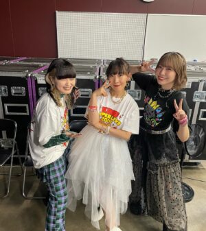 kanoeRana Instagram - 👑🦁🎤📷

#キンスパ2024 カノエラナ 両日出演させていただきました！
初めてのキンスパ、そして広い高い広い高いステージ
会場まで足を運んでくださった皆々様、遠くから気持ちを
飛ばしてくださっていた皆々様、
最強キンスパバンドの皆様、いつもサポートしてくださっているスタッフの皆様、
関わってくださった全ての皆様に！心からの感謝を！
アニメが、アニソンが、最強だ〜〜〜！！！！！！！！！！

📷上坂すみれ せんせい
カノエも珍しくカメラを起動して一緒に撮ってみたのですが
大下手くそすぎて「おじいちゃんの自撮り？？？」というお言葉をいただきました  大人しくすみぺせんせいからいただいたものを貼らせていただきます  ハオ ハオハオのハオ
すみぺせんせを裏で見つけるたびに犬のように近付いて行きました  キモくてごめんなさい モニター一番近くで食いつくように見てごめんなさい

📷angelaのatsukoさんと愛美さん(DAY2コラボ)
あつこおねえさま！！！DAY1の甲賀忍法帖でもご一緒できて…対人になると真っ白になって言葉が詰まる私をずっと明るい言葉で吹き飛ばしてくださる最強のおねえさまです！大好物のきびだんごもいただいてしまいました！本気で仲間にしてください！KATSUさんにもリハの時に嬉しい言葉をいただき、緊張から大きく救われました  本当に感謝してもしきれないお二人です ライブに行きたすぎる！！！！！！！！！！

📷愛美さんとはなんとお会いするのが初めましてで…！！！
勇気を出してご挨拶とお話しができて本当によかったです
かっこいいとかわいいの詰め合わせでとても困りました…良すぎませんか…好きにならないわけがないじゃないですか………
Helck2期組でまさか同じ舞台で声を重ねられると思っていなかったので未だ夢と現実を彷徨っております 

📷高橋洋子さん
今回初めてご挨拶をさせていただきました！！！！！！！！
緊張しすぎていて アルバムでカバーをさせていただいていることを言えませんでした！！！！ええ！だって！だだだって！
大！！緊張！！！！して！！！！ま！し！た！か！ら！！！！
勇気を出してお写真を撮っていただきました…震えて眠ります…

📷水瀬いのりさん
みなせさんとも撮っていただきました…！！！！！やはり必要なのは勇気…本編のお衣装がどえらく刺さりまして引っこ抜けませんがどうしたらよいのでしょうか…どなた様かピンセットなどお持ちではないでしょうか…拙僧アイオライト大好き侍と申します…プロフィールにとても似ている部分があるなぁと勝手に親近感を抱いております！くらりさんに興味津々です！

📷橋詰知久さん
まさかまさかまさかまさかの  同じ舞台　　！？？！？！？！
ということでお久しぶりに橋詰さんとお会いできました！
何年振りなのでしょうか…時が経つの、早すぎますね怖いです
マイクテスト中のお声で動揺を隠せず 口元をこう…ムイッとしておりました 相当滑稽な顔してたと思います…
CDもお渡しできました！！！うわーーーー！！！ソォイ！

📷七海ひろきさん
DAY2のオールラインナップにてお隣同士になり、ひたすらおいけパウダーを直火で浴びてカラッカラになり申しあげました
私の友人もライブを観に来てくれていたのですが、もれなくななみさんに骨を抜かれて帰っておりました  そりゃそうだ…
全ての所作が美しく、剣のような方だなと心の底から思った2日間でした

この舞台に連れてきてくれたのは 勇者の皆様です