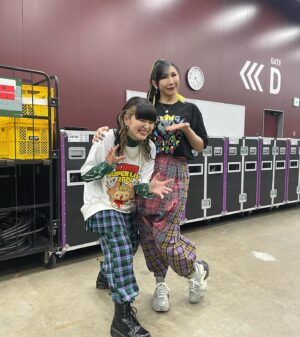 kanoeRana Instagram - 👑🦁🎤📷

#キンスパ2024 カノエラナ 両日出演させていただきました！
初めてのキンスパ、そして広い高い広い高いステージ
会場まで足を運んでくださった皆々様、遠くから気持ちを
飛ばしてくださっていた皆々様、
最強キンスパバンドの皆様、いつもサポートしてくださっているスタッフの皆様、
関わってくださった全ての皆様に！心からの感謝を！
アニメが、アニソンが、最強だ〜〜〜！！！！！！！！！！

📷上坂すみれ せんせい
カノエも珍しくカメラを起動して一緒に撮ってみたのですが
大下手くそすぎて「おじいちゃんの自撮り？？？」というお言葉をいただきました  大人しくすみぺせんせいからいただいたものを貼らせていただきます  ハオ ハオハオのハオ
すみぺせんせを裏で見つけるたびに犬のように近付いて行きました  キモくてごめんなさい モニター一番近くで食いつくように見てごめんなさい

📷angelaのatsukoさんと愛美さん(DAY2コラボ)
あつこおねえさま！！！DAY1の甲賀忍法帖でもご一緒できて…対人になると真っ白になって言葉が詰まる私をずっと明るい言葉で吹き飛ばしてくださる最強のおねえさまです！大好物のきびだんごもいただいてしまいました！本気で仲間にしてください！KATSUさんにもリハの時に嬉しい言葉をいただき、緊張から大きく救われました  本当に感謝してもしきれないお二人です ライブに行きたすぎる！！！！！！！！！！

📷愛美さんとはなんとお会いするのが初めましてで…！！！
勇気を出してご挨拶とお話しができて本当によかったです
かっこいいとかわいいの詰め合わせでとても困りました…良すぎませんか…好きにならないわけがないじゃないですか………
Helck2期組でまさか同じ舞台で声を重ねられると思っていなかったので未だ夢と現実を彷徨っております 

📷高橋洋子さん
今回初めてご挨拶をさせていただきました！！！！！！！！
緊張しすぎていて アルバムでカバーをさせていただいていることを言えませんでした！！！！ええ！だって！だだだって！
大！！緊張！！！！して！！！！ま！し！た！か！ら！！！！
勇気を出してお写真を撮っていただきました…震えて眠ります…

📷水瀬いのりさん
みなせさんとも撮っていただきました…！！！！！やはり必要なのは勇気…本編のお衣装がどえらく刺さりまして引っこ抜けませんがどうしたらよいのでしょうか…どなた様かピンセットなどお持ちではないでしょうか…拙僧アイオライト大好き侍と申します…プロフィールにとても似ている部分があるなぁと勝手に親近感を抱いております！くらりさんに興味津々です！

📷橋詰知久さん
まさかまさかまさかまさかの  同じ舞台　　！？？！？！？！
ということでお久しぶりに橋詰さんとお会いできました！
何年振りなのでしょうか…時が経つの、早すぎますね怖いです
マイクテスト中のお声で動揺を隠せず 口元をこう…ムイッとしておりました 相当滑稽な顔してたと思います…
CDもお渡しできました！！！うわーーーー！！！ソォイ！

📷七海ひろきさん
DAY2のオールラインナップにてお隣同士になり、ひたすらおいけパウダーを直火で浴びてカラッカラになり申しあげました
私の友人もライブを観に来てくれていたのですが、もれなくななみさんに骨を抜かれて帰っておりました  そりゃそうだ…
全ての所作が美しく、剣のような方だなと心の底から思った2日間でした

この舞台に連れてきてくれたのは 勇者の皆様です