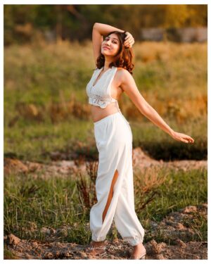 netri nisarg trivedi Instagram - Summer🌼
In frame  @netritrivediofficial 
Styled by @pushtiiii__ 
Jewellery by @shop.houseofchi 
Captured by @haritosh.bhatt