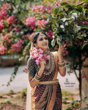 nithya gowda Instagram - Act like you own the world because you do✨
MUA : @aadhyaraajmakeupartist1
Jewelry : @kiran.bridal.jewelry
#mysmile #photography #gliter #bookstagram #jenugudu #viarl #nithyagowda✨