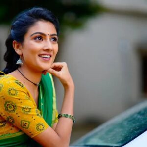 nithya gowda Instagram - If you are going through difficult time, keep trusting god🙏, he knows how to bless you in unexpected ways!!!! 
#kothaagarekkalvachina #nithyagowda✨