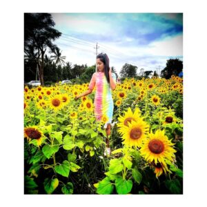 nithya gowda Instagram - 🌻❣️
#nithyagowda✨ #sunflowers