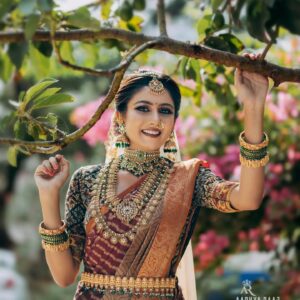 nithya gowda Instagram - Act like you own the world because you do
MUA @aadhyaraajmakeupartist1
Jewelry @kiran.bridal.jewelry 
#nithyagowda✨