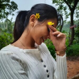 nithya gowda Instagram - 🌼🤍
#lovetoflowers #nithyagowda✨