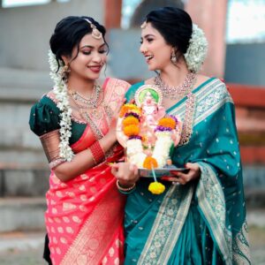 nithya gowda Instagram - Isn't it's a festive vibe✨? 
Mua @makeoverwithsahana_gowda 
Photography by @abhilash_arnekar_photography 
Co-model @sushmithamanjappa 

#ganpatibappamorya #festive #goodvibes #nithyagowda✨