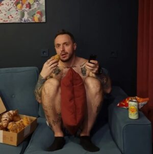 Андрей Старый Instagram - Ну что, сегодня воскресенье, и у вас есть два варианта развития событий: это вылезти на улицу или остаться дома в теплой постельке 🛌 . Я склоняюсь ко второму, потому что немного заебался;) поэтому подготовил небольшой списочек из сериалов, что можно посмотреть легко за день:📽
✔️Вульф.
Я бы назвал его британским доктором Хаусом. Сериал рассказывает о немного поехавшем, независимом криминалисте по имени Вульф и его команде. Неплохой комедийный детектив🕵🏼‍♂️, с элементами чёрной комедии. Пока вышел один сезон и его легко можно осилить за день.
✔️Воспитанные волками.
Безумно стильная и невероятно жирная научная фантастика от дедушки Ридли Скота. Я бы вообще этот сериал назвал спинонофом к Чужому и Прометею, уж слишком много совпадений и параллелей с этой вселенной. В остальном тоже пока один сезон и за день легко осилить.
✔️Игра в кальмара. 
Я знаю, что уже наступает тот момент, когда уже слишком много этого сериала! Но все же, стоит глянуть. Но скажу сразу, лично для меня сериал весь стал понятен уже с второй серии и финал ну никакой вообще. В остальном как минимум стильно.
✔️Зачистка.
Ещё одна Британская комедия про расчелененку и ситуацию. Главный герой это уборщик мест преступлений. В каждой новой серии новое место преступления и новая жизненная ситуация. Весь сезон просто отличный, кроме первой серии, Даже при том, что там снимается офигенная актриса… вероятно она и испортила первый эпизод. В остальном очень позитивный сериал, с уморительным главным героем.
✔️Чудотворцы.
Хоть у сериала уже три сезона! Я рекомендую только первый. Так как два последующих вообще пошли куда то не туда. А вот первый, это прям как надо. Суть такая: Бог это неудачник, которого играет Стив Бушеми. Дальше смотрите сами.)
Я думаю на сегодня хватит с вас.
Жду от вас ваших сериальчиков или кино в комменты. Накидать чего стоит посмотреть
Отличного воскресенье!☀️