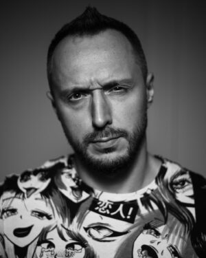 Андрей Старый Instagram - СНОВА О КУРЕНИЕ.
Где то прошёл месяц с того момента как я поднимал здесь тему курения в целом и делился с вами своими жалкими попытками бросить курить. Так что произошло за этот месяц?
Спойлер: я не бросил. Так, что хочу сказать сразу - хвалить меня не за что!
Но давайте более подробно:
Первое и самое важное, я подсел на чёртовы свистки. Я практически заменил ими сигареты. И наверное главный плюс, это что у меня появилась нетерпимость к запаху табака. Меня прям стал бесить запах сигарет. Второй плюс, если я чем то занят то я могу сделать пару затяжек и вообще забыть о курение на много часов. Но это если только, я реально чем то занят. В остальных случаях, я смолю их без перерыва…..
А теперь минусы. Главный и пожалуй самый основной минус, это то что их можно курить везде и всегда. И они вкусненькие!
Я уже говорил, что из за них у меня увеличилось употребление никотина раза в два. Это минимум.
Второй минус, буквально недавно я узнал, что на свистки может быть аллергия. Причём аллергия очень серьёзная. И как раз меня, направили сдавать анализы по этому вопросу. Так что буду держать в курсе.
Третий минус, это цена. Пиздец, сколько бабла улетает на эти сраные парилки! Это просто жесть!
Вывод: в попытках бросить курить,я немного загнал себя в ловушку. Поддаваться тренду, я решил, что смогу проскочить с помощью парилок болезненный синдром отмены…. В итоге сам себя и наебал!
Пока вот такие новости. Свои мысли, идеи, предложения и замечания пишите в комментариях. Я почитаю и подумаю
Всем хорошего дня! И не забывайте надевать шапку, на улице уже холодно.