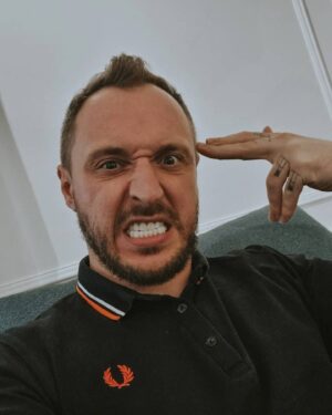 Андрей Старый Instagram - Всем доброе утречко!
Сегодня начну серию постов про свои зубы😁. Будет несколько постов на эту тему, что будут выходить по средам. Погнали.
Для начала, сейчас у меня полный рот виниров, на которые я потратил больше 700к( с скидкой) рублей и все это заняло по работе около 7-8 месяцев😬. Я надеюсь уже понятно, почему за зубами надо и очень важно следить! Ну а теперь к самой истории.
Так сложилось, что я не очень люблю стоматологов🦷. Нет, я их не боюсь. Мне наверное больше было лень к ним ходить… наверное так. Но это пол беды. Вторая половина, это мои трипы. Что в итоге и сказалось в первую очередь на моих белых друзьях. Хотел я этого или нет, но химия, что я впихивал в себя отлично выводила кальций. В итоге мои зубы сказали пока. На момент когда я пришёл на первый приём к своему любимому стоматологу @aleksshramko у меня отсутствовали почти все верхние жевательные зубы, практически все нижние жевательные. 
Я думаю у вас возникло сейчас, как минимум два вопроса. Первый: как я вообще ел? Как то научился есть передними, и тем что осталось.) Второй вопрос: какого хуя вообще я делал? Скажу так, мне откровенно было посрать на то что происходит с моими зубами…. Да и вообще как я выгляжу) В принципе вы это можете увидеть, по моим старым фоткам.
На первом приёме Алексей, чётко дал понять что он не хочет строить промежуточные варианты, на пару лет и вообще не готов заниматься починкой с помощью синей изоленты на пол шишки.
…Я же хотел отделаться малой кровью…
Проще говоря, поставить мосты и заделать дырки. И забыть на несколько лет об этой проблеме. Скажу сразу у меня до этого стоял один мост на верхней челюсти, и это полное говно. Это я понимаю теперь. И сразу даю вам совет, если есть возможность ставьте имплантанты. Не скупитесь. Как показал опыт, скупой платит в пять раз дороже. Короче по итогу пройдя все пять стадий отрицаний, я все же принял действительность. 
Первым этапом было удаление всего лишнего- это четыре зуба и установка шести имплантов под новые зубы.
Думаю на этом первую часть закончу, дальше расскажу как это все ставили и как я с этим ходил и что пошло немного не так)
Пока можете задавать вопросы и пишите сколько самое большо оставляли за зубы;) 
До встреч)