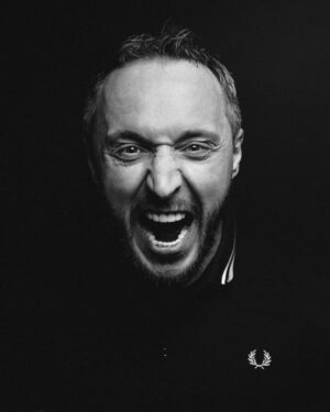Андрей Старый Instagram - Заметки наркомана 25: ПОД ПЛИТОЙ СТРЕССОВ.
Начну с самого главного - я понял, что я не умею бороться со стрессами. Вообще, от слова совсем. Раньше у меня было уникальные средства: алкоголь и наркотики. Благодаря им, мир был похож на срущую бабочками радужную пони 🦄. Да, я был не стабилен эмоционально для окружающих, да я орал и психовал. Но в тоже время, я понятия в душе не имел, что есть такое стресс! Предметы и животные в моей голове танцевали и пели, а дома были из пряников и шоколада. 
Но теперь жизнь начала строиться в новой парадигме. Я стал стабильным, спокойным и даже иногда мне кажется, что вот вот я достигну гребанного просветления…. Но в тоже время, я стал ощущать себя голым. Голым и беспомощным. Буквально недавно я наверное достиг вершины этого состояния и это было впервые со мной. Настолько беспомощным, я ещё ни разу себя не ощущал. Это знаете как сакер панч в солнечное сплетение…. Тебе тяжело дышать, твой мозг абсолютно не может в рациональное, перед глазами пелена. И все что хочется в это момент, это закричать….. у меня такое впервые. И мне это не понравилось… вот ни капельки.
Есть ещё во всей этой херне одна переменная, я не люблю говорить, что меня беспокоит внутри. Из разряда: это только мои проблемы, я разберусь с ними сам. Я долго коплю все, складываю аккуратно в стопки. Вот это умение стопочка нерешенных вопросов по работе, вот эта стопочка обид, вот эта стопочка кто я такой, что я делаю и почему все так!
И таких стопок не счесть…. И каждый раз я говорю себе: все это нужно вынуть, разложить на столе и разобраться с этим. Ииии знаете что в итоге? Я продолжаю копить эмоциональный мусор в себе. Потому что мне кажется, что я сильный и я смогу….. а похоже, что это нехера не так.
А теперь как вы боритесь со стрессами и подобными состояниями?
Всем спасибо, хорошего воскресенья.
Ph: @pmackarov