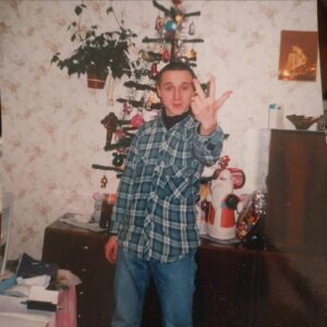 Андрей Старый Instagram - Сегодня все выкладывают свои школьные фотки. Ну вот я в 10м классе. Синие джинсы и клечетые рубашка бен шерман;)) как я говорил в сторис, я не любил школу и считаю её мрачным этапом жизни. Университет мне ближе и родней, так там началось все самое интересное и безумное, что можно сказать продолжается до сих пор! Но все же всех с днем знания и будьте умничками, учитесь хорошо... хоть наверняка это вам нахуй не пригодится))