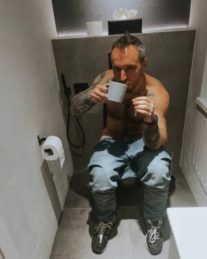 Андрей Старый Instagram - Короче пацаны, я сходил на Дюну🍿. И вот моё мнение относительно фильма, это 10 из 10. Это то ради чего стоит  вообще ходить и смотреть кино🎬! Это самая настоящая магия в каждом кадре. Идите, бегите, неситесь на этот фильм! Не жалейте на него денег! Он заслуживает каждой потраченной на него копейки!
Ну а теперь к теме поста. Сегодня пятница, а я хочу сдохнуть. Я бы сказал состояние уровень овер говно💩. Знаете, когда ничего не хочется и самое главное не можется. 
Когда ты бы за что бы не брался, все идет из вон рук плохо. Как говорил мой батя: у тебя в руках говно ржавеет. 
Причём я не могу ни с чем это состояние связать. Оно просто свалилось как сугроб на голову! И все, живи с ним…. Как я сказал, хочется лечь под дерево и сдохнуть.
Я бы назвал это состояние некой призмой, через которую все выглядит неправильным и сломанным. И любое дело, что ты пытаешься делать, благодаря этой призме поддается какой то невероятной деструктивной силе….. проще говоря, ты сам обесцениваешь в этот момент себя и свои потуги.
Сложно сказать, с чем подобные состояния в моем случае связаны, и самое главное, как долго они могут длится. Но, скажу честно, ебал я его в рот…..
Пс: Вот пишу и думаю, на хуя я вообще это пишу?..... наверное потому, что в голову больше ничего не лезет, а высказаться надо.
Короче хорошей пятницы, сходите обязательно на Дюну, а я пошёл за ворота умирать… А как вы справляетесь с хандрой?