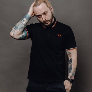 Андрей Старый Instagram - ЗАМЕТКИ НАРКОМАНА ЧАСТЬ 7
МОЙ МОЗГ, МОЙ ВРАГ #2
Ну что продолжим вчерашнюю тему? кто не читал, прошу в предыдущий пост. Всё остальные пристегнитесь, я начинаю. Небольшая ремарка: сегодня я расскажу о пожалуй, на мой взгляд, самом опасном периоде. Именно на нем многие и срываются и делают что похуже.
Тысячи лет эволюции, тысячи лет кровопролитной борьбы за выживания  сделали из жалкого, никчемного серого желе, невероятно адаптируемую к любым условием, кровожадную сволочь! И это отлично, когда вопрос касается внешнего мира, это правильно. Жестокость и хладнокровие, основы выживания….. Но когда весь этот опыт обращен против вас самих… как говорится в кино: остаться только молиться.
Поняв, что его обвели вокруг пальца, наш друг и товарищ перестанет создавать ситуации. Он как бы принимает факт поражения…. ВЫ ВЫЗДОРОВЕЛИ! Ваш разум чист и свободен. Те кто это чувствовали, меня поймут. Это словно с вас скинули оковы, вы парите, жизнь играет миллиардом красок и оттенков. Вы упеваетесь этим состоянием. ВЫ ЖИВЕТЕ.
Но к сожалению, это обман….причем, что ни есть самый подлый и страшный. Наша жизнь, если её рассматривать с позиции обывателя, это слоёный пирог. Один слой накладывается на другой, и так до бесконечности. Там есть и хорошее и плохое, одно нивелирует другое и тд. И если вы здоровый человек, с позиции психиатрии, то вы в силах сами, адекватно, разгребать эти слои. Зависимый, как вы понимаете, к этому числу не относятся. Скажем так, в этот период зависимый непросто раним или стрессово неустойчив, он абсолютно гол, у него отсутствуют какие либо механизмы защиты. И вот тут на арену выходит наш мозг. Этот паразит, теперь будет, словно хищное насекомое, выжидать подходящего момента. И нанесет свой удар, в самый неожиданный для вас момент.
Ссора с девушкой, проблемы на работе, тяжёлые периоды терапии и тд. Он позволит этим вроде бы банальным вещам накопиться и бах…. 
!!Продолжение в карусели!!!
Ph: @poluyanov.life