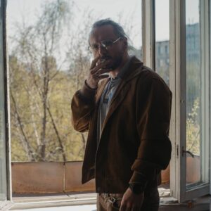 Андрей Старый Instagram - Заметки наркомана часть 6
МОЙ МОЗГ, МОЙ ВРАГ.
Сегодня не будет жести или соплёй, сегодня мы кувыркаемся тройным тулупом сразу на этап реабилитации и выздоровления. 
Многие люди, в большинстве своём, уверены в той истине, что серое вещество в их башке, это и есть они. Конечно это упрощённая модель, и по этому вопросу можем долго дискутировать… но давайте примем здесь и сейчас, это за факт. Они живут мире и спокойствие с своей головой, ровно до тех пор пока что то там не щелкнет…. И все приплыли, дурка. Если на пальцах, то ты и твой умный мозг начинают говорить на разных языках. И в этот момент тебе становиться не просто плохо, а архи хуево! Скажу больше с этого момента, мир больше не будет розовым и в нем пони больше не будут срать бабочками. В такие моменты по хорошему стоит бежать к врачу, но наш брат, это не привык делать. По сему упорно игнорирует удары в колокол, превращая свою жизнь и жизнь других постепенно в ад. А теперь о зависимых. Мы сталкиваемся с этим явлением сразу же на первом этапе выздоровления.  Работает это так: Я сам хочу излечиться, но вот эта серая сука требует все вернуть на место. Отсюда растут ноги ломок, адских депрессий, около выпелтных состояний и тд. Короче твой верный товарищ, становится твоим злейшим врагом. Он начинает тебя бомбить всеми возможными отклонениями и нарушениями, в попытке заставить поверить в то что нет другой жизни, кроме жизни с веществом. Превращая твоё тело в твой маленький ад. Поэтому на первых этапах важна строгая дисциплина и распорядок, и четкие занятия всем чем угодно. НЕ МОЖЕШЬ С ЭТОЙ СУКОЙ СПРАВИТЬСЯ, ОТВЛЕКИ ЕЕ! В моем случае это были книги, спорт и я начал писать. Целые дни напролёт в течении трех месяцев, я занимал свой мозг, этими занятиями. Я загружал его до полного истощения. Когда я немного пришёл в себя, и меня перестало колотить, я стал добавлять съемки и репетиции. *важный момент, все это время я был под присмотром врачей и на перпаратах, что выравнивали моё психическое состояние. В реабилитации делают тоже самое, только жестче. Там расписано все по минутам, врачи не дадут вам заскучать и не позволят думать о прекрасных былых деньках....это первый этап, дальше будет хуже. Завтра продолжение.