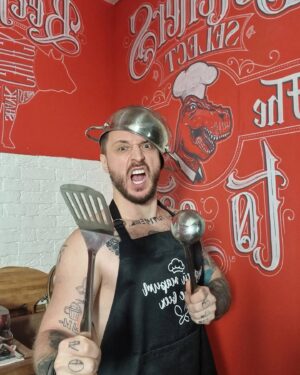 Андрей Старый Instagram - Сегодня очередной понедельничный пост, а это значит начинаем жить по-новому.
О чем сегодня поговорим? Не поверите, о кулинарии;) 👨🏼‍🍳 как мне кажется, тут не многие знают, что я люблю готовить. При чем эта любовь возникла у меня спонтанно, на пустом месте. Как то раз мне было очень херово и я не знал чем себя занять. 
И просто решил попробовать готовить🍰. И вуаля, получилось! Конечно я не гуру кастрюли и сковороды, но говорят получается неплохо.
Но ладно давайте к сути. Как мы уже знаем, чтобы не сорваться человеку обратно в пучину радости и веселья в кредит, нужно усиленно придумывать жизнь заново. Придумывать себе занятия, развлечения и хобби. И самое главное научиться получать от них удовольствия. И чем быстрее ты научишься получать от них удовольствия, тем лучше. Знаю звучит сложно. Поэтому вот вам лайфхук! Пробуйте начать готовить🥘! Поверьте это не сложно. Никто вас не заставляет становится супер поваром. И самое главное, готовка это наверное то самое увлечение где быстрее всего достигается необходимый нам результат: действие - результат - удовольствие. Просто начните с простого…. Например с блинов🥞. Я с них начинал. Конечно с первого раза могут получится блины косые и кривые;) 
Но это ваши блины, что вы сделали здесь и сейчас. И именно это осознание, подарит в моменте вам кучу эмоций. Звучит странно? Возможно!  Но у  меня было именно так. Дальше больше. Я стал пытаться повторить блюда с всяких видосов, коих куча в том же инстаграме. В какой то момент я понял, что кукинг сродним с медитаций🧘🏻‍♂️. Все отходит на второй план! Останешься лишь ты, продукты, бардак на кухне и готовое блюдо -  Кулинарная нирвана :) Короче полный кайф. Но ещё больший кайф, это готовить для кого-то. Но тут лучше понемногу давать пробовать, а то может быть как в том скетче из футурамы про смертельную щепотку соли;)
Давайте подведём итог, как я уже сказал готовка отличный способ сразу получить ворох эмоций и поднять себе настроение, плюс это отличный способ открыть в себе новые горизонты. Кто знает, может именно в вас спит очередной Рамзи. 
Пишите в коментах свой самый ужасный кулинарный опыт в жизни, вас кормили или вы кого то накормили неудачно :) всем хорошего дня💥