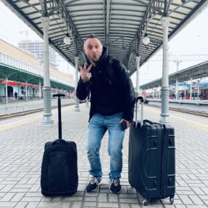 Андрей Старый Instagram - ПИТЕР ПОКА!!! 👋🏻 
Вот как пишут пост о переезде из родного города в другой город?📍
Наверное в первую очередь, надо что-то вспомнить хорошее, что с тобой происходило за все время пока ты тут жил? Или подумать о том, что тебя может ждать на новом месте? А может расписать причину переезда? А может просто банально начать писать о всех подводных камнях и тд?....
Так как же пишут пост о переезде в другой город? 🧳 
Если честно, мне и сказать тут нечего. Мне 36 лет, и самый мой дальний переезд был это из Пушкина в Питер…. Это сраные 20км. Хотя,если признаться, я с самой школы хотел уехать ко всем херам из этого города и по возможности из этой страны.
Нервничаю я? Конечно, и пиздец как! 🤭Я поддался влиянию нескольких человек, и сорвался с теплого места! Сорвался в ебанную неизвестность…. Это не в коем случаи не плохо, а наоборот хорошо. Но сука страшно! :)
Конечно сейчас найдуться, кто начнёт телегу типа: "бро, ну пиздец тебе 36! И ты тут ноешь! Я вот только из мамки вылез уже сразу уехал жить за 100 000км! И вот теперь я тут, тот кто я есть. Это сделало меня сильным…" у меня для вас есть ответ: я вас поздравляю! А теперь пошли нахер.
На самом деле меня пугает не переезд, он просто стал крайней точкой. Меня пугает количество всего, чего со мной произошло за этот ещё не полный год. Я словно попал в който мощнейший поток 🌪и меня несет, крутит и бросает с безумной скоростью…. 
Я ощущаю себя муравьём на сраной соломенке по середине огромного бушующего океана🌊… и я понимаю, что мой мозг не всегда готов к тому что происходит последнее время вокруг меня и в первую очередь с самим мной…🤯слишком много всего и слишком все стремительно… и вот это да пугает… а на переезд похер, я уже 10 лет собирался перебраться в Москву! 
Так что ждите в сторис информацию по переезду, факи, гайды и лайфхаки. А пока можете писать в коменты о своих переездах и чего интересно узнать из моего переезда.
Все спасибо и хорошего дня.
