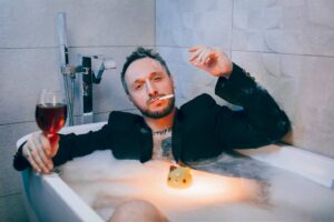 Андрей Старый Instagram - СЕГОДНЯ МНЕ 37!
Если честно и не знаю чего тут писать…. Ну конечно поздравляйте меня, ведь будучи самым тупым человеком на земле я смог дотянуть до столь преклонного возраста. При этом все ещё имею две руки и две ноги, оба глаза на месте и кстати идеально видят. Хотя мне все детство говорили, что из за видеоигр и компьютера я стану слепым! Как видите, все в порядке. Так что миф разрушен!
И если посмотреть со стороны, я даже смог чего то достигнуть…. Хотя тут все относительно…. У большинства моих друзей уже со старта есть ПС5, у меня нет…. Значит, я что то делаю неправильно в жизни. И значит над этим надо поработать. В остальном вроде все не так плохо, хотя иногда кости от смены погоды уже начинают болеть.
Ну и самое главное: жизнь после 35ти есть! Но сразу скажу, с тусовок вы будите уходить раньше всех. Потому что хорошо выспаться, для вас станет намного важней чем хорошо провести время. В остальном все так же как и в 20, только вам 37. 
Пс: вообще наверное стоили подвести итоги, ведь лично для меня этот год выдался насыщенным на жизненные коллизии и события. Но я думаю это я оставлю на новый год, так как все самое интересное как раз началось с первого января.
Ну и конечно всем спасибо и хорошего дня.
Ph:@pmackarov