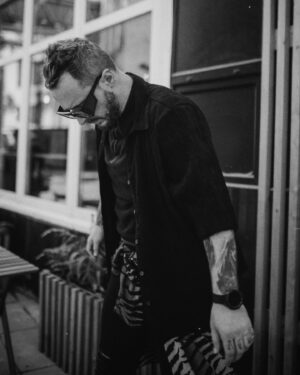 Андрей Старый Instagram - Заметки наркомана часть 20
"Бесцветный мир."
Для начала всех вас и меня с 20й заметкой. И сорямба, что так долго не было, я тут немного отдыхаю. Но уже начинаю возвращаться в строй.... так что погнали!
Первый раз серотониновую яму я поймал после кислоты. Я как сейчас помню, мы триповали всю ночь. До трипа я спал максимум часа 4, так как были другие тусовки. Понятное дело, что на них я не ромашки нюхал. Короче, "бодрый и свежий" я отправился в далекое путешествие. Сразу скажу, я дико ненавижу психотропы. Но еще больше терпеть не могу всю эту философскую херь вокруг них. Причём большинство этого говна набрались из фильмов или книг, где все так красиво и с глубоким смыслом подано. Эти идиоты настолько романтизировали все это психотропное говно, что просто пиздец не встать... ну а затем они хлопают допа.... 
-удачного полёта ебенашки!
На самом деле всё это херня на постном масле. Скажу больше всех этих состояний можно достичь и без веществ, есть на это специальные техники и тд. Но этому же надо учиться. Мы сюда не за этим пришли, так что солнце под язык и волною потолок. Единственное что меня позабавило в том трипе, это ситуация с телефоном, как я не мог его разблокировать. Каждый раз когда я смотрел на экран и хотел ввести код, экран поворачивался. Я разворачивал телефон, снова смотрел в экран…. И он вновь проделывал тот же фокус. И так до бесконечности, пока я не смирился с тем что сейчас мне с этим не справится.
Так вот, на следующей день у меня остался шлейф от трипа, в виде HDR на небе и тд. Так я проходил день и вечером вырубился. Наутро проснувшись, налил в стакан воды, сделал глоток и словно что то щелкнуло…. ХРЯСЬ и все краски потухли! Просто ничего, один серый и белый цвет. Словно фильтр наложили. Даже вкусы притупились, и ощущения в целом. Тогда я и словил первую осознаю паничку. Меня колбасило так, что зуб на зуб не попадал. Я сидел несколько часов на диване обхватив колени руками и думал: все мне пизда! На самом деле, так и есть мне была пизда, и стоило уже тогда бежать к врачу…. Но конечно я этого не сделал, скажу честно: я очень тогда боялся признаться себе что я наркоман, что я не лучше своего бати. 
!!!ФИНАЛ В КАРУСЕЛИ!!!