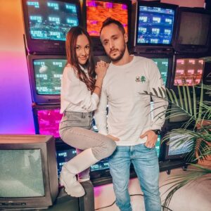 Андрей Старый Instagram - Чем себя занять, или три вещи что мне заменили тусовки.
Так народ, сегодня пятница, а это значит одно - Вы нажретесь;)🥃а может и нет… кто знает, кто знает….
Но сегодня не о вас, а снова обо мне. А если быть более точным,о том, какие я находил альтернативы тусовкам и угарам, на период, когда только подшился и завязал. 
Как говорится: тусовщика с тусовки выгнать можно, но тусовку из тусовщика сложно.Так что первое время меня ломало и гнуло хорошо. Но я думаю понятно всем, что ходить на вечеринки, в бары и тд, в тот период было просто напросто для меня ⛔️ . Если честно, я и сейчас стараюсь минимизировать свое присутствие в данных местах по этой же причине. Но тогда это было особенно важно! По этому нужно было чем-то себя занимать.
Первое: я уже не раз об этом говорил, но скажу ещё раз! Я стал читать 📚. Я никогда столько не читал в жизни, сколько читал в это время. Я открывал книгу с утра и закрывал её глубокой ночью. Первые пару месяцев книги заполнили все мое свободное время. Это было по настоящему круто и самое главное полезно. Сейчас я читаю по тем или иным причинам меньше, чем тогда.
Второе, это видеоигры🕹! Да, детка! В этот период я снова начал много играть. Я даже забыл, как это круто позволить себе несколько дней подряд просто играть. Помните как это было в школе?) Самое интересное, что именно в этот период у меня появился новый комп! Там 3080 с ртх, последний проц от амд и тд;) И знаете во что я на нем играл? во всякое старье))) хотя нет, я убил 100 часов на кибирпанк.... сейчас я бы точно об это пожалел, но тогда ок. Как говорится настолько плохо, что иногда даже 🙂.
Сейчас, я снова не так много играю… но теперь я точно знаю, пенсию я проведу за пк и приставками.
Ну и третье - я писал. Вы уже наверное заметили у меня любовь к графоманству. Так вот, я много времени ему уделял тоже. И могу сказать не зря. У меня родилось несколько интересных вещей, которые еще требуют завершения, и полировки. Но это правда интересно и имеет право быть даже выпущенным….. но точно не сейчас, позже.
Думаю на этом на сегодня все! Ну а ты дружок, в свою очередь, пиши в коменты, какие планы на сегодняшний вечер, посмотрим кто тут хороший, а кто деда Рик!
Хорошей всем пятницы!