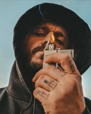 Андрей Старый Instagram - Курить🚬 или не курить🚭
Так как ваш фидбек в директ на мои вопросы по вопросу курения огромен, то я решил перенести диалог сюда.
Курить я начал где то в 6 классе. Точнее попробовал. Произошло это по классике, все стали и я тоже, чтобы так сказать от коллектива не отбиться. Курили за школой, в кустах, в подвалах. Чтобы руки не воняли, курили зажимая веточками, а потом зажевывали листочками… сейчас понимаю, какая это все херня) но было весело😆. Так же делали трубки сами, и сшибали бычки по остановкам;) 
В итоге в университете решил бросить, и на самом деле достаточно легко бросил. Ровно до пятого курса, потом все пошло по одному месту. Вот тогда я закурил серьезно. Как говорится, сигарета и алкоголь🚬🥃 два неразделимых друга. В итоге я уже не представляю себя без сигареты. Мне нравилось сама эстетика курения. Этот литературный образ…… Не буду лукавить, она мне импонирует и сейчас. Но выбирая сегодня между отсутствием одышки и эстетикой, я посматриваю в сторону первого пункта. Но есть одно но!
Второй раз я попробовал бросить где то лет в 30. И тут я понял, что все.. пиздец, приплыли. Два дня без сигарет, сделали из меня неуравновешенного берсерка, который ещё и жрет все что на глаза попадётся🍰🍕🍔. Короче крышу рвало невероятно, прямо со свистом. Так я выдержал неделю, и в итоге решил пощадить окружающих. И снова закурил.
Спустя несколько лет я проснулся с утра и понял, что больше не хочу курить! 🚭Вот прям все…. И не курил несколько месяцев. А потом, сука, на съемках, взял сигарету в кадре, затянулся и курю до сих пор…
Сейчас не курить несколько дней вызывает у меня горение жопы уровень Эйяфьядлайёкудль. При этом, я чётко понимаю - 😩 ! Вот прям совсем. Но, физическая зависимость перекрывает все! 
Замена электронными, привела лишь к увеличению количества выкуриваемых в итоге сигарет и к фруктовому пердежу… ну второе можно было считать за плюс, если бы это не убивало ваш желудок! В пластыри и таблетки не верю, так как это шило на мыло. Карр, это вообще полная херня! Короче вывод: бросать надо, здоровье не казенное! А тем более у меня дед умер от рака лёгких. Но как это сделать я хз! 
Пишим свои предложения и мысли в комментарии.