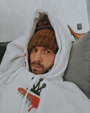 Андрей Старый Instagram - Я НЕ ВЫСЫПАЮСЬ!
Я уже писал о том, что у меня последнее время проблемы со сном. Но для тех, кто не в курсе, ситуация такая: после терапии я перестал высыпаться, от слова совсем. Я просыпаюсь по сто раз за ночь. При этом я подсадил себя на ютуб перед сном, который херачит всю ночь. Если у меня получается выспаться, только где-то за городом или где-то вдалеке от города. 
Короче вот такие дела.
Теперь к сути. Буквально на днях я решил вернуться к своему старому распорядку дня. Ложимся где-то в 21:30-21:40, чтобы уже в 22:00 сладко спать. Понятно, что встаете вы при таком графике часов в 6-7. Я так раньше и жил и вполне хорошо себя чувствовал. Но в какой-то момент слетел с него. И просто перестал высыпаться. Точнее у меня развилось хроническое недосыпание. Так вот, я вернулся к этому графику. Иииии о чудо! Я выспался! Впервые за несколько месяцев я чувствую себя отлично! Порывшись в интернетах, я вычитал, что оказывается(я не утверждаю) мелатонин, фигня благодаря которой мы и чувствуем что выспались, вырабатывается в нашем организме в промежуток с 22:00 до 24:00. То есть данный сонный коридор катастрофически важен для нас с вами с точки зрения физиологии! И что бы чувствовать себя нормально весь день, нам с вами обязательно надо попадать в этот коридор. Так что если вы вдруг не высыпаетесь, попробуйте ложиться не в час ночи, а хотя бы часов в одиннадцать. И может это вам поможет. 
Я могу быть не прав, для этого у вас есть комментарии и вы можете писать туда свои версии. А я пока продолжу эксперимент и наблюдения за собой.
Всем хорошо высыпаться и хорошего дня ☀️