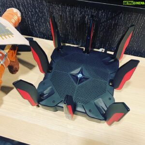 Игорь Линк Instagram - Это тупа зверь - 350 мб/с по вайфаю, плюс покрытие в любой точке квартиры. Как бонус - куча всяких настроек для игр и менеджмента трафика.
Огромное спасибо ребятам из @tplinkru за этот потрясающий роутер, который будет использоваться для распространения объективности, авторитетности и неподкупности по всемирной сети интернет!