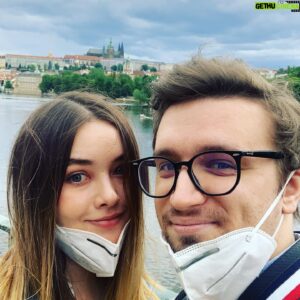 Игорь Линк Instagram - Мы в Чехии уже во всю можем гулять и обедать в ресторанах на террасах. Но я слышал, что и в России дела все лучше и лучше - сегодня было минимальное количество заражений за 3 недели! Я правда уже от нескольких своих знакомых слышал о том, что врачи в поликлиниках им напрямую говорили, что им запрещают писать Covid в качестве диагноза. Но я уверен, что это просто слухи и причин для паники нет. Великий вождь Владимир отлично справляется с тяжелой ситуацией и ведет Россию к победе! Ура товарищи!
