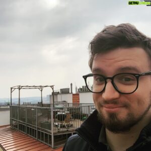 Игорь Линк Instagram - Привет мои любимые подписчики. Как вы знаете, я живу в Чехии и у меня есть терраса, где я могу сидеть и делать flex & chill. Также я могу гулять (когда нет карантина) и любоваться красивейшей средневековой архитектурой, не думая о том, что через 2 дня мне надо возвращаться в Мурино.
Если и вы хотите стать полноправным европейцем, чтобы ваша мать с гордостью рассказывала своим подругам о том, что ее сын/дочь переехал/а в Европу, если вы хотите бесплатно получить высшее образование, котируемое во всем мире - участвуйте в конкурсе от @GoStudy_CZ
10 грантов по 5000 евро дадут вам шанс выучить чешский в Праге, получать стипендию 100 евро в месяц, и возможность поступить практически в любой чешский ВУЗ. Переходите в профиль @GoStudy_CZ, открывайте их последний пост и участвуйте!