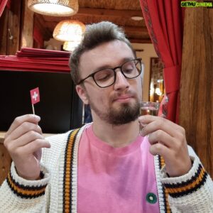 Игорь Линк Instagram - Отобедали сегодня в шикарном и дорогом (но по меркам Женевы - не очень дорогом) местечке в центре Женевы. Отобедали с Алексеем невероятно вкусных традиционных швейцарских блюд - фондю и раклет (Алексей ел раклет, но забыл, как оно называется, и написал пост, что он ел фондю, хотя его ел я).
Если вдруг вы когда-нибудь окажетесь в Женеве и захотите ощутить вкус настоящей Швейцарии, крайне советую вам сюда зайти и отобедать.
Кстати, вот их инста, тут всякие уютные фоточки, можете подписаться и добавить немножко Швейцарии хотя бы себе в ленте :)
@aubergedesaviese