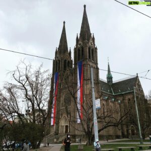 Игорь Линк Instagram - Привет мои любимые подписчики. Как вы знаете, я живу в Чехии и у меня есть терраса, где я могу сидеть и делать flex & chill. Также я могу гулять (когда нет карантина) и любоваться красивейшей средневековой архитектурой, не думая о том, что через 2 дня мне надо возвращаться в Мурино.
Если и вы хотите стать полноправным европейцем, чтобы ваша мать с гордостью рассказывала своим подругам о том, что ее сын/дочь переехал/а в Европу, если вы хотите бесплатно получить высшее образование, котируемое во всем мире - участвуйте в конкурсе от @GoStudy_CZ
10 грантов по 5000 евро дадут вам шанс выучить чешский в Праге, получать стипендию 100 евро в месяц, и возможность поступить практически в любой чешский ВУЗ. Переходите в профиль @GoStudy_CZ, открывайте их последний пост и участвуйте!