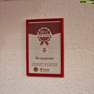 Игорь Линк Instagram - Отобедали сегодня в шикарном и дорогом (но по меркам Женевы - не очень дорогом) местечке в центре Женевы. Отобедали с Алексеем невероятно вкусных традиционных швейцарских блюд - фондю и раклет (Алексей ел раклет, но забыл, как оно называется, и написал пост, что он ел фондю, хотя его ел я).
Если вдруг вы когда-нибудь окажетесь в Женеве и захотите ощутить вкус настоящей Швейцарии, крайне советую вам сюда зайти и отобедать.
Кстати, вот их инста, тут всякие уютные фоточки, можете подписаться и добавить немножко Швейцарии хотя бы себе в ленте :)
@aubergedesaviese