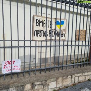Игорь Линк Instagram - Российское посольство в Праге теперь выглядит вот так. Put out!