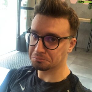 Игорь Линк Instagram - Начал бегать по утрам. Очень поднимает настроения с утра. Чувствую прилив сил. Очень нравится бегать с утра, я спортсмен. Кстати, я уже говорил, что я бегаю по утра? Нет? А, ну вот я вчера начал бегать по утрам.