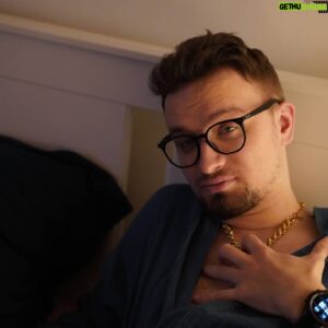 Игорь Линк Instagram - Подписчики меня часто спрашивают: «Игорь, подскажи, пожалуйста, как мне найти себе девушку?» Этот вопрос - прямо по адресу. Как вы можете видеть по моему фото, я человек в любовных делах весьма искушённый и ерунды не посоветую. И первая вещь, которую вы должны усвоить для достижения успеха – это то, что не женщины выбирают вас, а вы выбираете женщин. Исторически так сложилось, что мужчины практически во всех странах живут меньше, а значит и их количество несколько меньше, чем количество представительниц сильного (женского) пола. Второе – помните, что мужчина не создан для грубой работы и не должен брать на себя никаких обязанностей. Как говорил один умный человек в остросоциальном видеоролике на ютьюбе: «Мужчина – это цветочек, он должен наслаждаться жизнью и носить красивые футболочки». И я с этим на 100% согласен.
И, наконец, третье правило. Ищите женщин в приложении для знакомств Мамба. В реальной жизни, получив отказ от женщины на улице, вам может захотеться сгореть со стыда и заплакать, что негативно скажется на ваших будущих шансах (женщина будет менее расположена к мужчине, у которого красные раздраженные от слез глаза). Получив отказ в мамбе, вы можете плакать сколько угодно, и спокойно продолжать поиск, ведь девушки будут видеть лишь вашу заранее сделанную фотографию. А раз поиски можно продолжать сколь угодно долго и без перерыва на подправку макияжа, то буквально за 1 день вы гарантированно сможете найти себе одну, две или даже несколько вариантов для свиданий на ближайшие дни. А там уже просто ведите себя как обычно, ведь если девушка сразу не полюбит вас таким, какой вы есть, то нафига она вам ваще?))))
Более того, в мамбе полно различных фильтров поиска, так что вы сможете найти там свою идеальную женщину! Да и вообще интерфейс в приложении можно назвать крайне удобным и приятным.
Ссылочку на мамбу я оставлю у себя в профиле. Переходите по ней и получайте бонус  10% к своей красоте и харизме, а также 7 дней бесплатного вип-доступа.
Этот пост заряжен на успех моей фотографией.