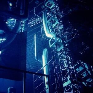 AK-69 Instagram - -
-
この動画の俺の初アリーナライブが2011年、ガイシホールでのThe Red Magicだった。

当時は、ストリート出のラッパーがアリーナライブをするなんて想像もつかない時代だった。
俺は小牧、名古屋を背負って自分のメッセージを放ち続け狼煙を上げた。

その一つの集大成となった2011年のこのガイシホールに当時中学生だった¥ellow Bucksがお客さんとして観に来てたんだ。映像にも映ってるから探してみてw

その少年がのちに駆け上がり、今じゃ横にいる。
あいつの言う通り、今じゃお隣さんだよ。

今回のこのEPの話しを振ってくれた時、全ての運命が繋がった気がした。その話しを受けた時俺は既にガイシホールを抑えてたんだ。

俺はここまで大きくなって改めて地元に還元したいと思い、小牧のスケートパークへの寄贈に始まり、Zeppライブも名古屋限定だったり、東海へのアプローチを強化してる最中抑えにかかったガイシホールだったんだ。

そして、この絵が見えた。ハッキリと。

エモーショナルなモーメントって、全てオーガニックに生まれるもの。作ろうと思ってできるものじゃない。

あの時俺が17歳でW.C.C.の門を叩き、その活動に魅了された少年がマイクを持ち、成り上がり、今同じステージに立とうとしてる。

この文脈は俺達にしかない。
Hip Hopとは受け継がれるもの。
DJ MOTOから始まったこの東海の歴史はここまでになった。
結果や数字に捉われるこの時代にこそ確かな本質のあるメッセージをこいつと残したいんだ。

お前だってできるんだって。
このステージを観に来るであろう全員に伝えたい。

さあ、始めよう。
俺達にしかできないShowを。

Bucks、やったろまい🤝🔥 @yellowbucks_tttg