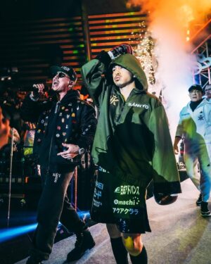 AK-69 Instagram - -
-
プロとしてリングに上がる事、伊達じゃない。
そしてそこで勝つ事、伊達じゃない。
チャンプになり更に勝ち続ける事、もっと伊達じゃない。

彼はリングに上がるまで震えるほど怖いと言う。
それがリングに上がり覚悟に変わる。
その境地を共にいける事。

偉大なチャンピオンと共に、俺の生き様を懸けた音楽でリングに向かえる事、光栄に思うよ。

いつも年末最後の仕事がこんな神聖でエモーショナルな現場である事に毎年感謝してるよ。

一翔、防衛おめでとう！
そして、強い“想い”を魅せてくれてありがとう！

兄弟を誇りに思うよ❤️‍🔥

#井岡一翔
#ボクシング世界4階級王者
#今日は死ぬにはいい日だ
#こう覚悟決め踏み出すだけ
#これが死ぬほど生きる証さ