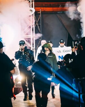 AK-69 Instagram - -
-
プロとしてリングに上がる事、伊達じゃない。
そしてそこで勝つ事、伊達じゃない。
チャンプになり更に勝ち続ける事、もっと伊達じゃない。

彼はリングに上がるまで震えるほど怖いと言う。
それがリングに上がり覚悟に変わる。
その境地を共にいける事。

偉大なチャンピオンと共に、俺の生き様を懸けた音楽でリングに向かえる事、光栄に思うよ。

いつも年末最後の仕事がこんな神聖でエモーショナルな現場である事に毎年感謝してるよ。

一翔、防衛おめでとう！
そして、強い“想い”を魅せてくれてありがとう！

兄弟を誇りに思うよ❤️‍🔥

#井岡一翔
#ボクシング世界4階級王者
#今日は死ぬにはいい日だ
#こう覚悟決め踏み出すだけ
#これが死ぬほど生きる証さ