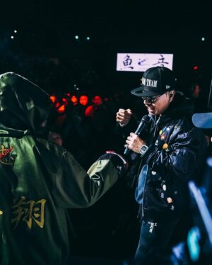 AK-69 Instagram - -
-
プロとしてリングに上がる事、伊達じゃない。
そしてそこで勝つ事、伊達じゃない。
チャンプになり更に勝ち続ける事、もっと伊達じゃない。

彼はリングに上がるまで震えるほど怖いと言う。
それがリングに上がり覚悟に変わる。
その境地を共にいける事。

偉大なチャンピオンと共に、俺の生き様を懸けた音楽でリングに向かえる事、光栄に思うよ。

いつも年末最後の仕事がこんな神聖でエモーショナルな現場である事に毎年感謝してるよ。

一翔、防衛おめでとう！
そして、強い“想い”を魅せてくれてありがとう！

兄弟を誇りに思うよ❤️‍🔥

#井岡一翔
#ボクシング世界4階級王者
#今日は死ぬにはいい日だ
#こう覚悟決め踏み出すだけ
#これが死ぬほど生きる証さ