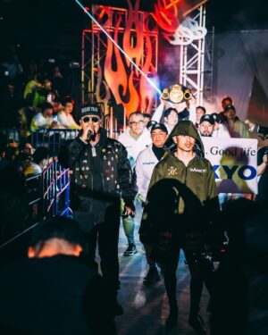AK-69 Instagram - -
-
プロとしてリングに上がる事、伊達じゃない。
そしてそこで勝つ事、伊達じゃない。
チャンプになり更に勝ち続ける事、もっと伊達じゃない。

彼はリングに上がるまで震えるほど怖いと言う。
それがリングに上がり覚悟に変わる。
その境地を共にいける事。

偉大なチャンピオンと共に、俺の生き様を懸けた音楽でリングに向かえる事、光栄に思うよ。

いつも年末最後の仕事がこんな神聖でエモーショナルな現場である事に毎年感謝してるよ。

一翔、防衛おめでとう！
そして、強い“想い”を魅せてくれてありがとう！

兄弟を誇りに思うよ❤️‍🔥

#井岡一翔
#ボクシング世界4階級王者
#今日は死ぬにはいい日だ
#こう覚悟決め踏み出すだけ
#これが死ぬほど生きる証さ