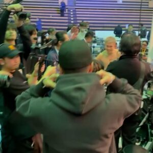 AK-69 Instagram - -
-
プロとしてリングに上がる事、伊達じゃない。
そしてそこで勝つ事、伊達じゃない。
チャンプになり更に勝ち続ける事、もっと伊達じゃない。

彼はリングに上がるまで震えるほど怖いと言う。
それがリングに上がり覚悟に変わる。
その境地を共にいける事。

偉大なチャンピオンと共に、俺の生き様を懸けた音楽でリングに向かえる事、光栄に思うよ。

いつも年末最後の仕事がこんな神聖でエモーショナルな現場である事に毎年感謝してるよ。

一翔、防衛おめでとう！
そして、強い“想い”を魅せてくれてありがとう！

兄弟を誇りに思うよ❤️‍🔥

#井岡一翔
#ボクシング世界4階級王者
#今日は死ぬにはいい日だ
#こう覚悟決め踏み出すだけ
#これが死ぬほど生きる証さ