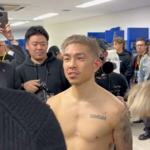 AK-69 Instagram - -
-
プロとしてリングに上がる事、伊達じゃない。
そしてそこで勝つ事、伊達じゃない。
チャンプになり更に勝ち続ける事、もっと伊達じゃない。

彼はリングに上がるまで震えるほど怖いと言う。
それがリングに上がり覚悟に変わる。
その境地を共にいける事。

偉大なチャンピオンと共に、俺の生き様を懸けた音楽でリングに向かえる事、光栄に思うよ。

いつも年末最後の仕事がこんな神聖でエモーショナルな現場である事に毎年感謝してるよ。

一翔、防衛おめでとう！
そして、強い“想い”を魅せてくれてありがとう！

兄弟を誇りに思うよ❤️‍🔥

#井岡一翔
#ボクシング世界4階級王者
#今日は死ぬにはいい日だ
#こう覚悟決め踏み出すだけ
#これが死ぬほど生きる証さ