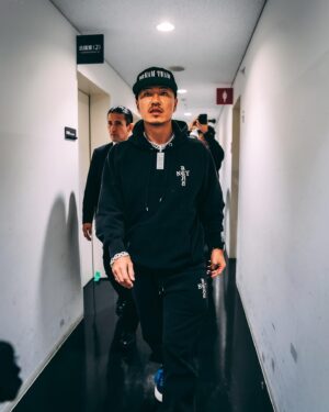 AK-69 Instagram - -
-
プロとしてリングに上がる事、伊達じゃない。
そしてそこで勝つ事、伊達じゃない。
チャンプになり更に勝ち続ける事、もっと伊達じゃない。

彼はリングに上がるまで震えるほど怖いと言う。
それがリングに上がり覚悟に変わる。
その境地を共にいける事。

偉大なチャンピオンと共に、俺の生き様を懸けた音楽でリングに向かえる事、光栄に思うよ。

いつも年末最後の仕事がこんな神聖でエモーショナルな現場である事に毎年感謝してるよ。

一翔、防衛おめでとう！
そして、強い“想い”を魅せてくれてありがとう！

兄弟を誇りに思うよ❤️‍🔥

#井岡一翔
#ボクシング世界4階級王者
#今日は死ぬにはいい日だ
#こう覚悟決め踏み出すだけ
#これが死ぬほど生きる証さ