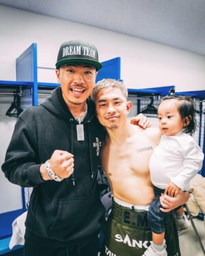 AK-69 Instagram - -
-
プロとしてリングに上がる事、伊達じゃない。
そしてそこで勝つ事、伊達じゃない。
チャンプになり更に勝ち続ける事、もっと伊達じゃない。

彼はリングに上がるまで震えるほど怖いと言う。
それがリングに上がり覚悟に変わる。
その境地を共にいける事。

偉大なチャンピオンと共に、俺の生き様を懸けた音楽でリングに向かえる事、光栄に思うよ。

いつも年末最後の仕事がこんな神聖でエモーショナルな現場である事に毎年感謝してるよ。

一翔、防衛おめでとう！
そして、強い“想い”を魅せてくれてありがとう！

兄弟を誇りに思うよ❤️‍🔥

#井岡一翔
#ボクシング世界4階級王者
#今日は死ぬにはいい日だ
#こう覚悟決め踏み出すだけ
#これが死ぬほど生きる証さ