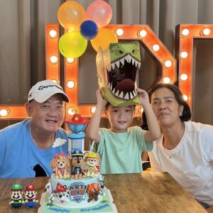 Aanan Boonnak Instagram - อาธิ 4 ขวบ เป็นเด็กดี มีความสุขมากๆนะครับ รักธิ :) #ดีเจอาธิ ปู่กับย่า
